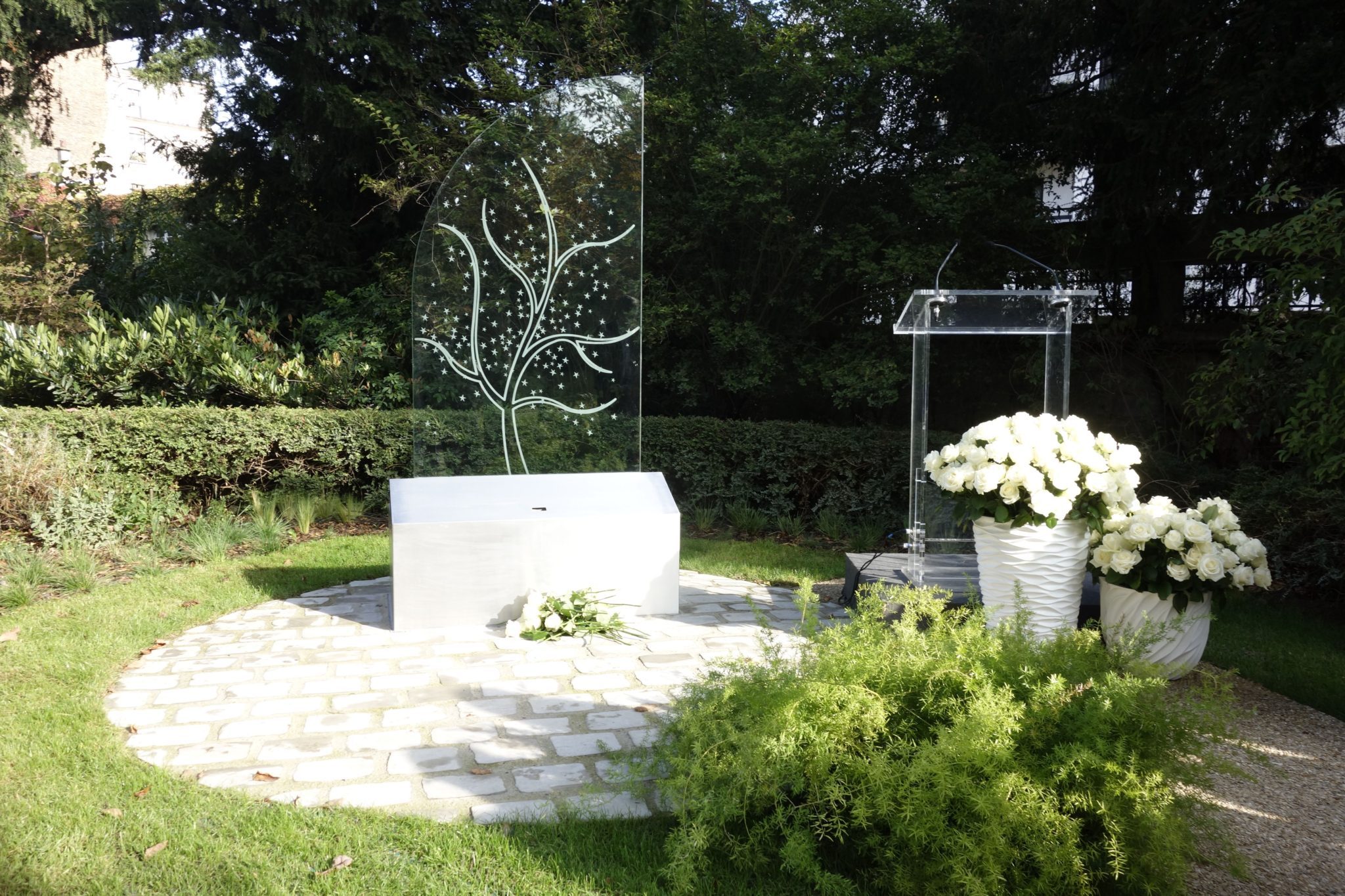 Au cimetière du Père Lachaise, une borne numérique dédiée aux deuils  périnatals -